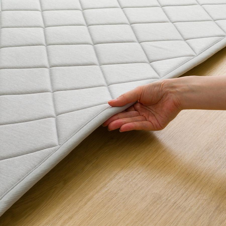 ニトリ　ウレタン入り接触冷感ラグ(NクールSPタイル 185X240 MX21) Amazon｜ニトリ 15mm ウレタン入り 接触冷感 ラグ MX21 タイル