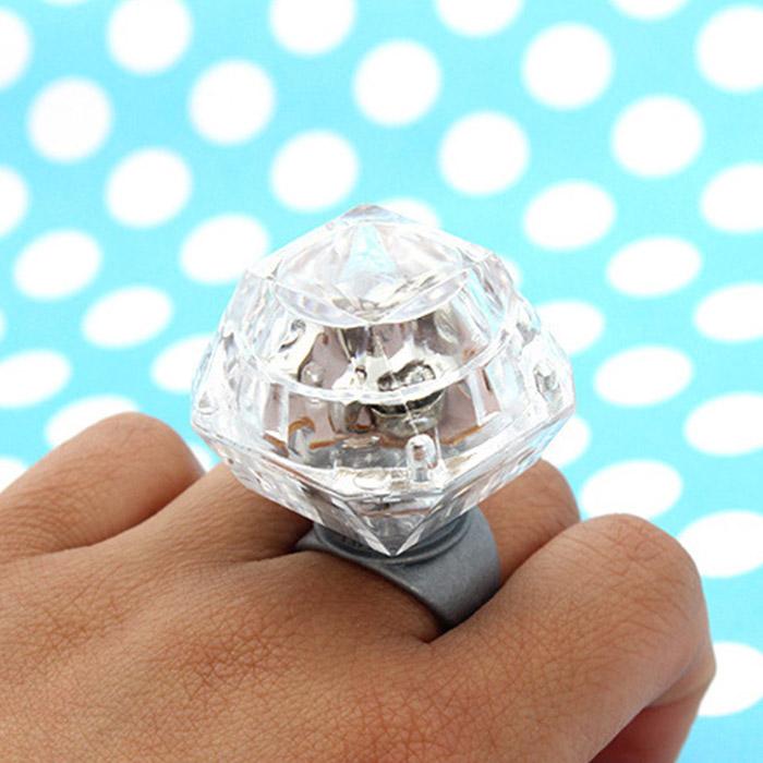 ダイヤモンド型指輪 96個セット 光るおもちゃ LED 景品 発光 お祭り出店 led リング お買い得 縁日 学園祭 リングライト 大人 子供会 夏祭り 雑貨 フェス 納涼祭_6