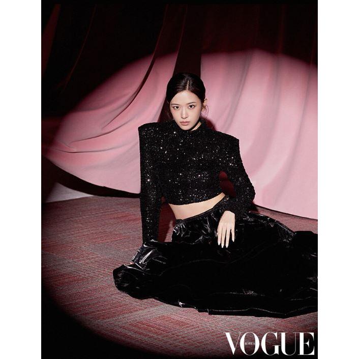 ★5％OFF★韓国 雑誌 VOGUE (ヴォーグ) 2023年 1月号 (チョ・ギュソン表紙 Cタイプ/LE SSERAFIMのキム・チェウォン記事)｜niyantarose｜04