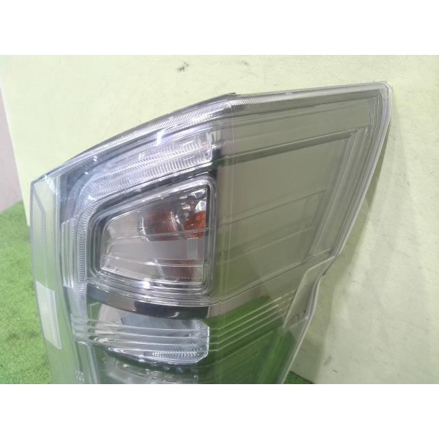 ステップワゴン DBA-RK5 右テールランプ R20A NH812P W0587
