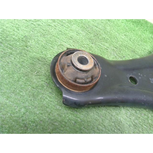 ノート 中古 6AA-SNE13 右Fロアアーム HR12DE KAD 54500-6XJ0C