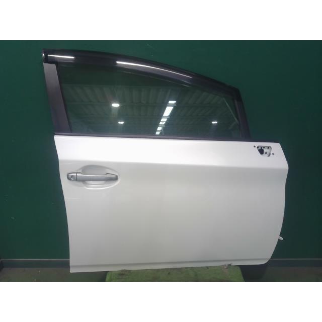 中古 プリウス DAA-ZVW30 右FドアASSY 2ZR-FXE 070 67001-47070 