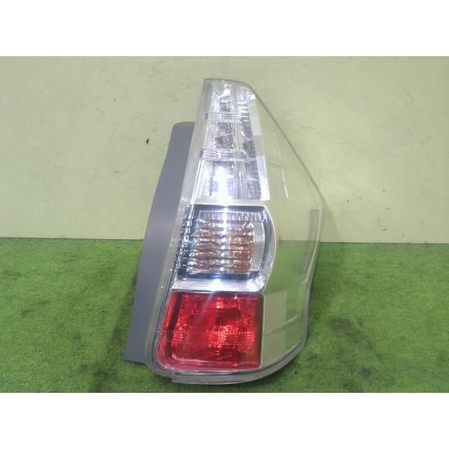 プリウスα DAA-ZVW41W 右テールランプ 81551-47150