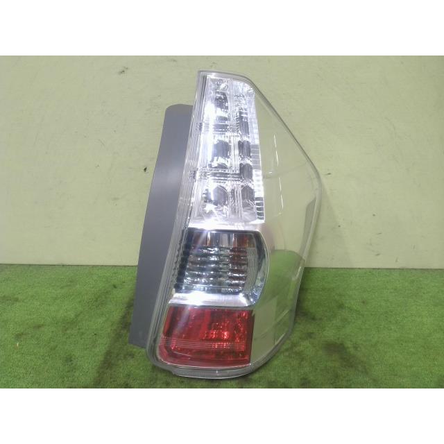 中古 プリウスα DAA-ZVW41W 右テールランプ 2ZR-FXE 202 47-47 81551  
