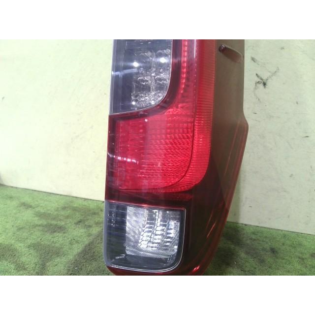 NOAH ノア DAA-ZWR80G 右テールランプ 2ZR-FXE 4W4 28-231 81551-28550