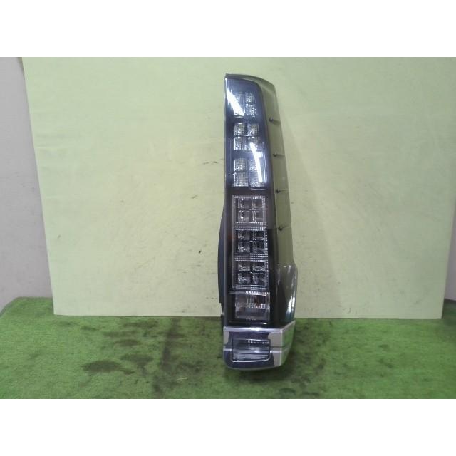 ボクシー右テールランプ ヴォクシー DBA-ZRR80W 右テールランプ 3ZR-FAE 070 28-232 81551