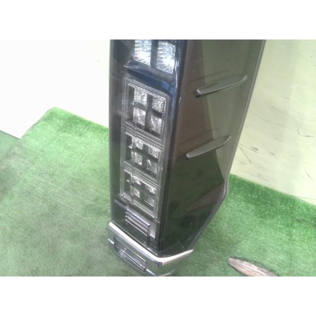 ヴォクシー DAA-ZWR80G 右テールランプ 2ZR-FXE 070 28-232 81551 