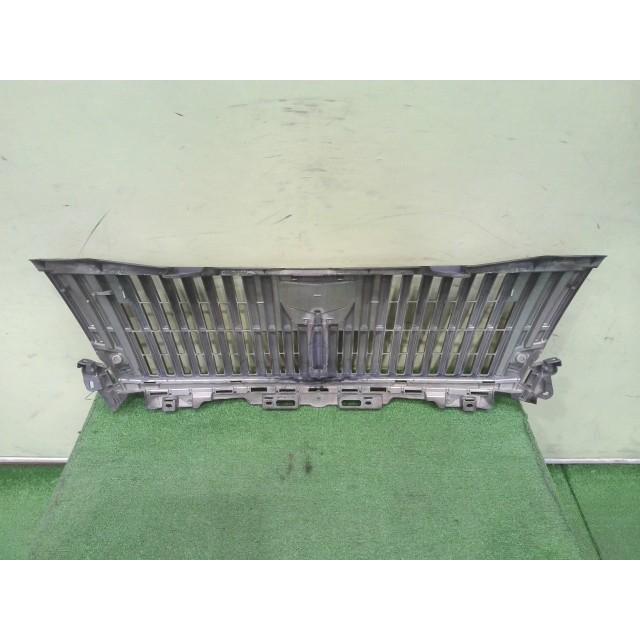 エスクァイア DAA-ZWR80G ラジエータグリル 2ZR-FXE 070 53111-28690