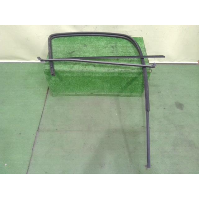 エルフ TPG-NLR85AR 右ドアガラスランです 4JJ1 8-98260-308-0