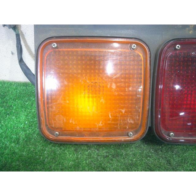 中古 フォワード TKG-FRR90S1 右テールランプ 4HK1T 1-82230-203 中古 フォワード TKG-FRR90S1 右テールランプ 4HK1T 1-82230-203