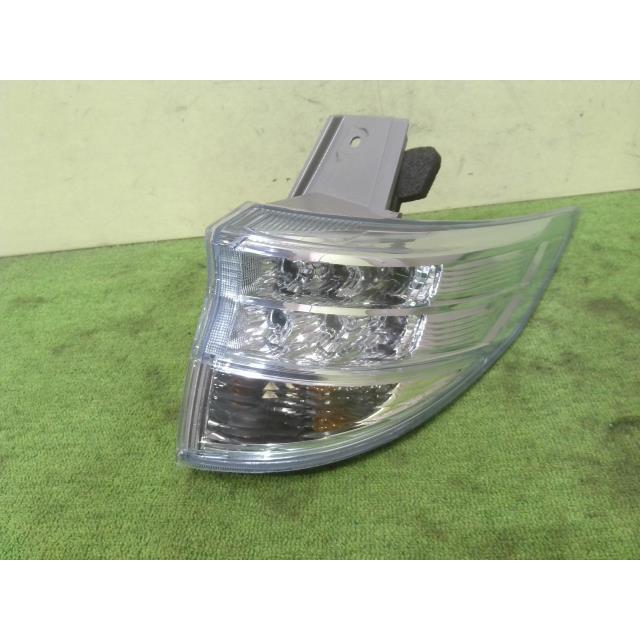 中古 エスティマ DAA-AHR20W 左テールランプ 2AZ-FXE 070 28-207 81561