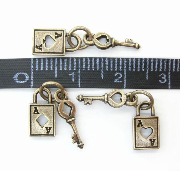 メール便可】【1個】トランプと鍵のセットチャーム 金古美 トランプ