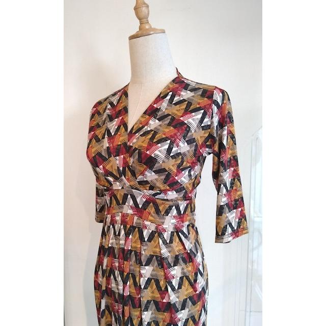 SASSIA レッドマスタードカラー幾何学柄七分袖ワンピース : NOCTURNE  