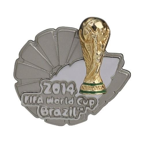 2014 FIFA ワールドカップ 公式グッズ 半立体トロフィー付ピンバッジ