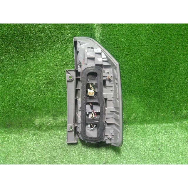 ヴォクシー ZS 煌2 DBA-ZRR70W 左テールランプ 28-199 81561 ヴォクシー ZS 煌2 DBA-ZRR70W 左テールランプ 28-199 81561
