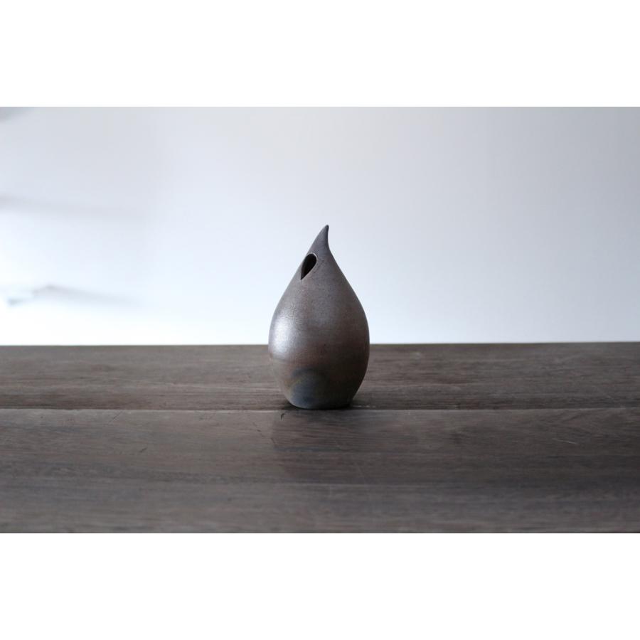 花を美しく魅せるモダンな器 陶芸作家 大江一人 Shizuku Sangiri 花を美しく魅せるモダンな器 陶芸作家 大江一人 Shizuku Sangiri