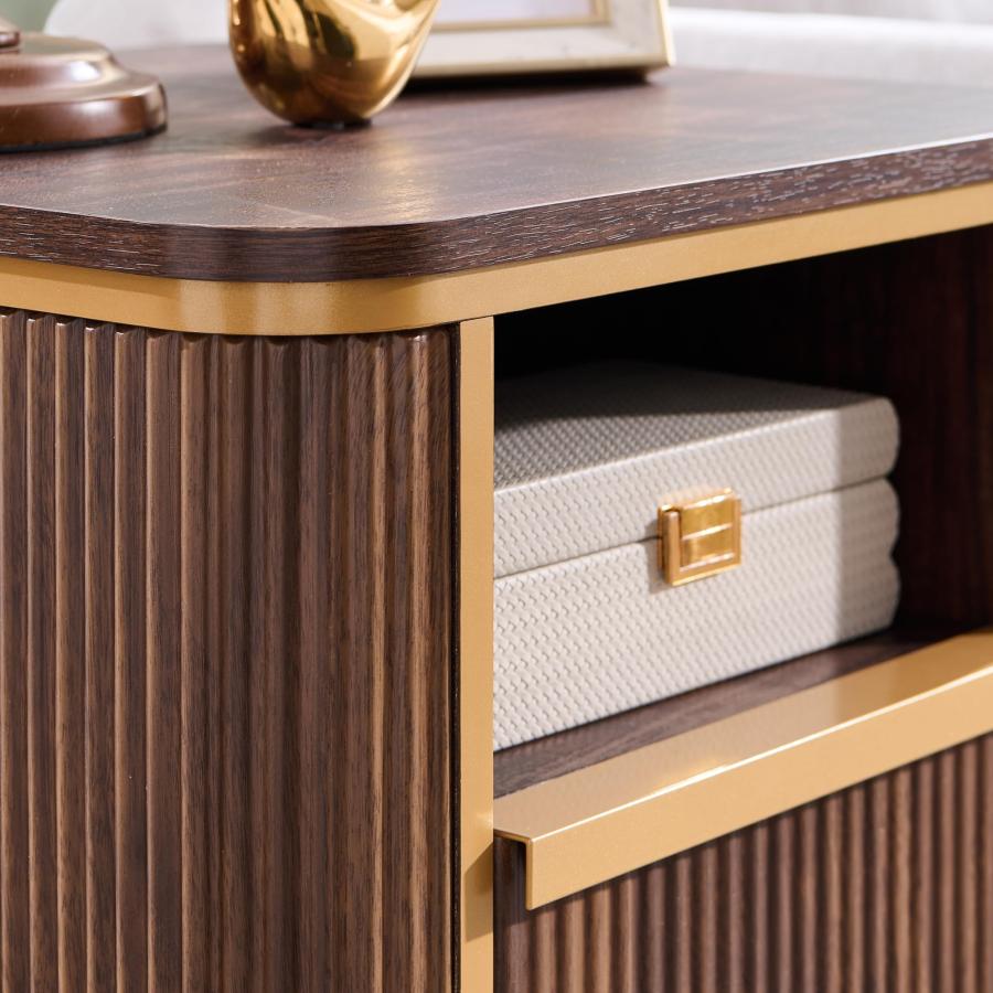 【並行輸入品】OKD モダンシック フルーテッド ナイトスタンド ラグジュアリー 充電ステーション付き エンドテーブル/ベッドサイドテーブル 引