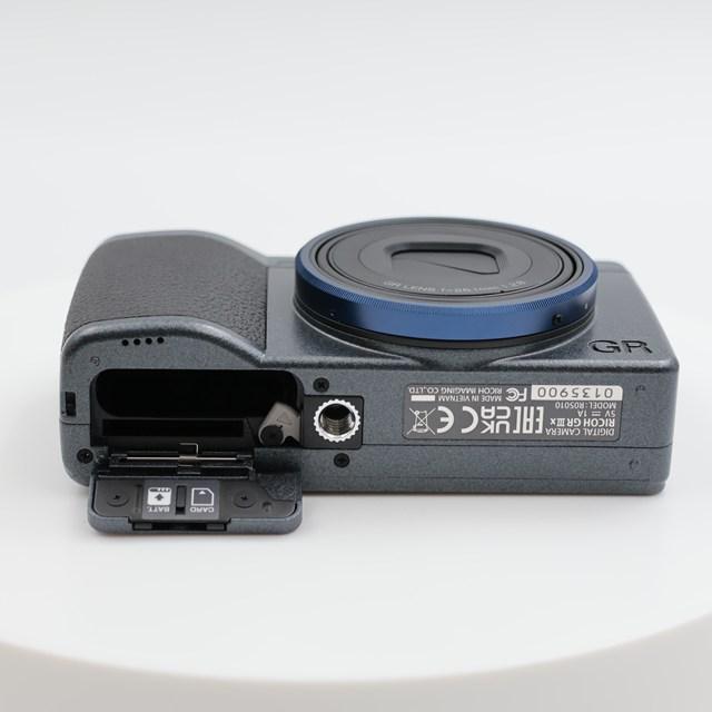 シャッター数3653枚 RICOH GRIIIx Urban Edition メタリックグレー コンパクトデジタルカメラ ネイビー リコー_7