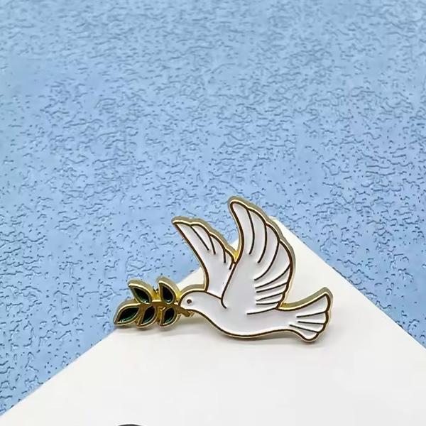 ピンバッジ・青い花をくわえた鳩ハト飛び立つ白い鳥フランス限定ピンズなヴィンテージものピンバッチ 227 3種類の「ハト」とは？ avec des  géraniums aux fenêtres et des colombes sur le toit… | フランス語 ピンバッジ・白い鳩ハト鳥 COLOMBES PE FRANCEフランス限定ピンズなヴィンテージものピンバッチ