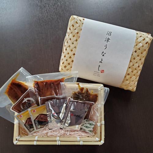 プレミアムギフト「華」かご入り　手焼き　国産鰻蒲焼お値打ちサイズ２パック・きも佃煮１００ｇ　送料無料　冷蔵クール便　ギフト　お祝い　誕生日 |  | 03