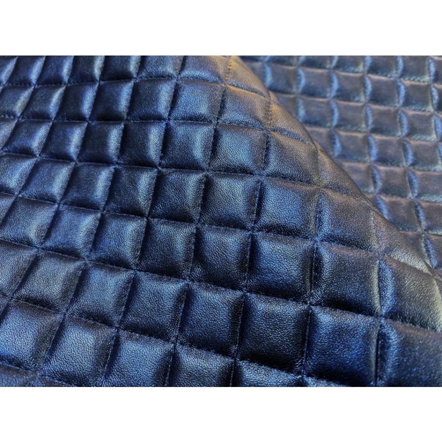 合皮レザー生地 エンボス【光沢キルト調 ダイヤ柄 紺】 [QUILT 合皮レザー生地 エンボス【光沢キルト調 ダイヤ柄 紺】 [QUILT