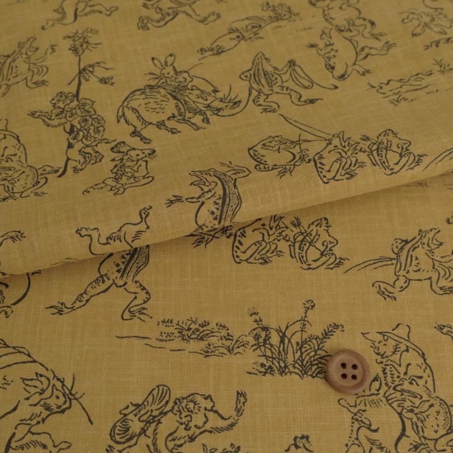 和柄コットン生地・鳥獣人物戯画(からし色) 10cm単位 切り売り | 