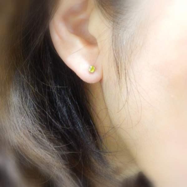 送料無料】プラチナ製希少石デマントイドガーネットピアス0.44ct