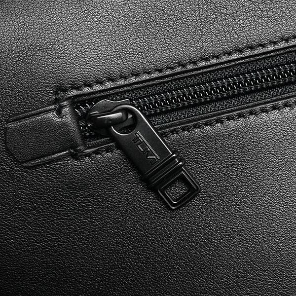 TUMI（トゥミ） クラッチバッグ セカンドバッグ ポーチ 本革 レザー 黒