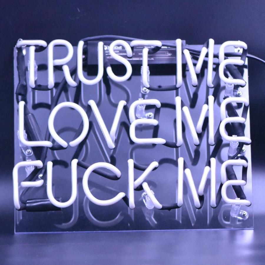 TN047『TRUST ME LOVE ME FUCKME』NEON SIGNネオン管、ディスプレイ  ボード、カフェ、喫茶店、広告用看板、クラブ及び娯楽場所等 インテリア 11*8インチ