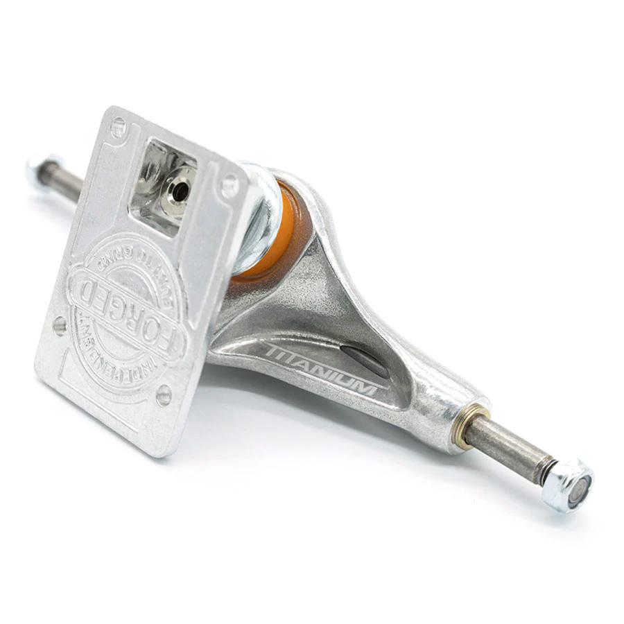 INDYチタン合金トラック同等品使用　FOUNDATION　8.25コンプリート INDEPENDENT TRUCK COMPNY INDEPENDENT TRUCKS FORGED TITANIUM SILVER