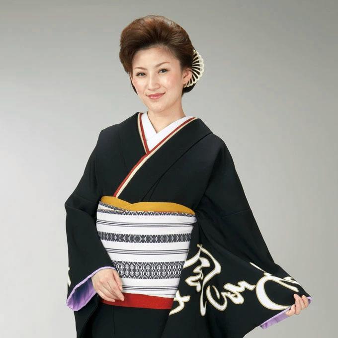 裾引き 踊り 着物 舞台 大衆演劇 ステージ 衣装 黒地 文字柄 裾引き 踊り 着物 舞台 大衆演劇 ステージ 衣装 黒地 文字柄