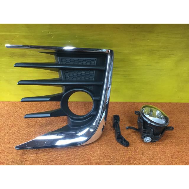 ヴォクシー 80ヴォクシー DBA-ZRR85W 左フォグランプ ZS 煌2 メッキ/黒