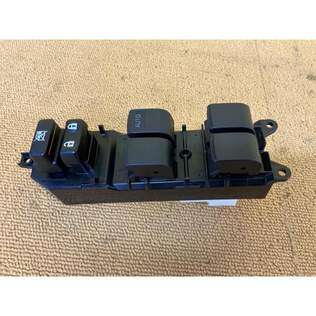 アクア DAA-NHP10 パワーウインドウスイッチ 84820-33260 : 小塚自動車