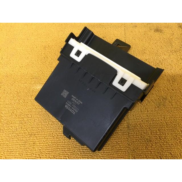 ヴォクシー DBA-ZRR85W A/Cコンピューター エアコンアンプ 88650-28B90