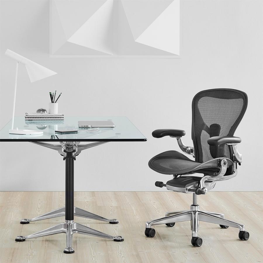 HermanMiller アーロンチェア リマスタード／レザーアームパッド／ポリッシュドアルミニウムベース／グラファイトフレーム／BB標準キャスター付