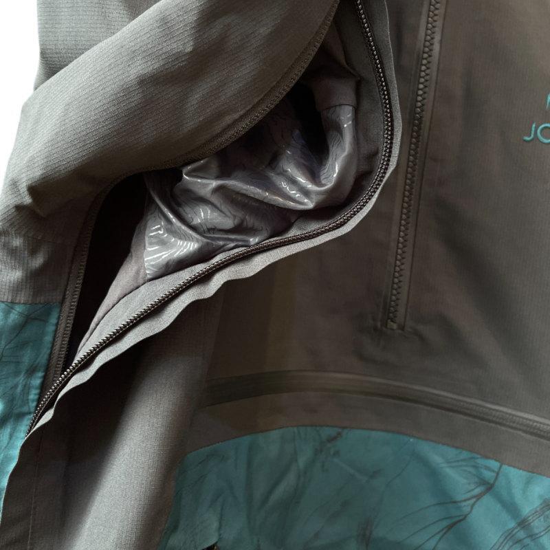 【アウトレット】◎ JONES MTN SURF RECYCLE ANORAK JKT PACIFIC TEAL PRINT Sサイズ レディース スノボウェア ジャケット 24-25_4