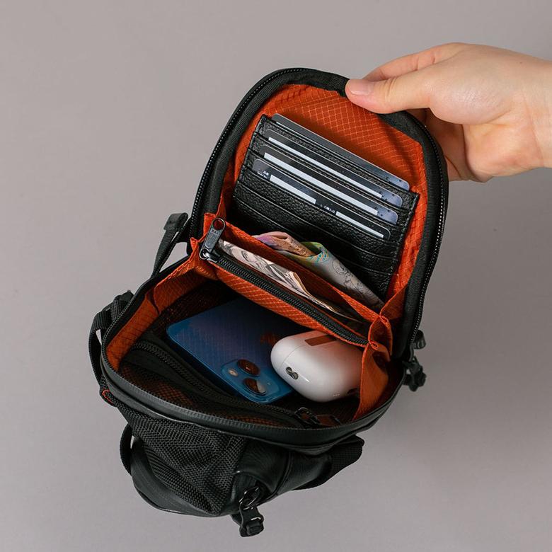 ブラックレザーショルダーバッグ　レザー　 BROSKI AND SUPPLY ブラックレザーショルダーバッグ レザー BROSKI AND SUPPLY