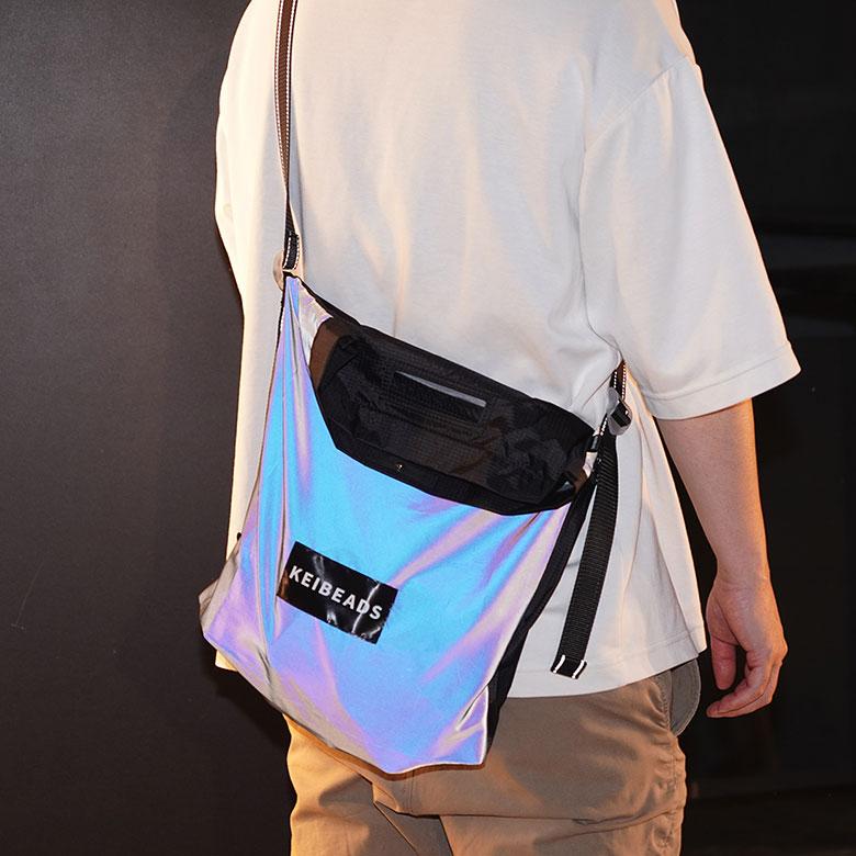 オーロラに光るショルダーバッグ オーロラに反射するショルダーバッグ