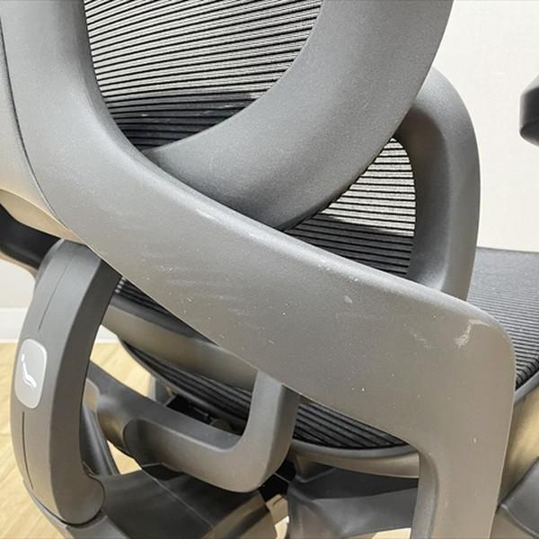 レヴォリアチェア ヘッドレスト ハンガー ランバーサポート フットレスト付 肘付 オフィスチェア デスクチェア ブラック 中古 IO-881054Bの画像