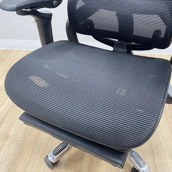 レヴォリアチェア ヘッドレスト ハンガー ランバーサポート フットレスト付 肘付 オフィスチェア デスクチェア ブラック 中古 IO-881054Bの画像