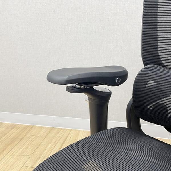 レヴォリアチェア ヘッドレスト ハンガー ランバーサポート フットレスト付 肘付 オフィスチェア デスクチェア ブラック 中古 IO-881054Bの画像