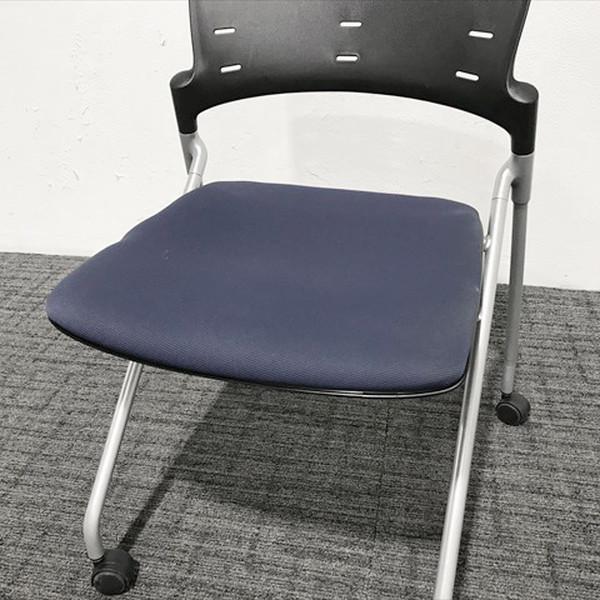 スタッキングチェア 肘無 マノス キャスター付 イトーキ ブルー 中古 IS-873245Bの画像