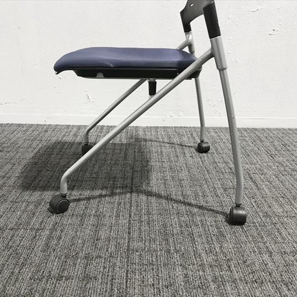 スタッキングチェア 肘無 マノス キャスター付 イトーキ ブルー 中古 IS-873245Bの画像