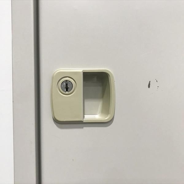 イトーキ 5人用ロッカー L型シリーズ ホワイトグレー 鍵付 ハンガー掛 網棚付 更衣室 事務所 スチールロッカー ITOKI 中古 LK-870324Bの画像
