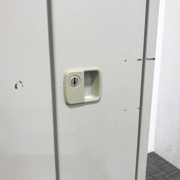 イトーキ 5人用ロッカー L型シリーズ ホワイトグレー 鍵付 ハンガー掛 網棚付 更衣室 事務所 スチールロッカー ITOKI 中古 LK-870324Bの画像
