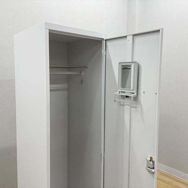 豊国工業 1人用ロッカー TLK型 鍵付き ホワイトグレー シリンダー錠 更衣ロッカー ハンガーパイプ・網棚付 TLK-S1 中古 LK-880796Bの画像