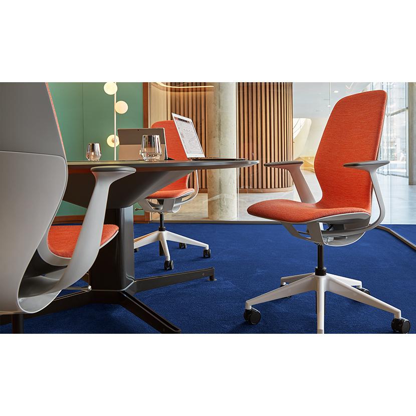 スチールケース シルク Steelcase SILQ オフィスチェア プラチナムソリッド/マール ニューブラックハーレー 418A000PM-F2 固定アーム オフィス 椅子の画像