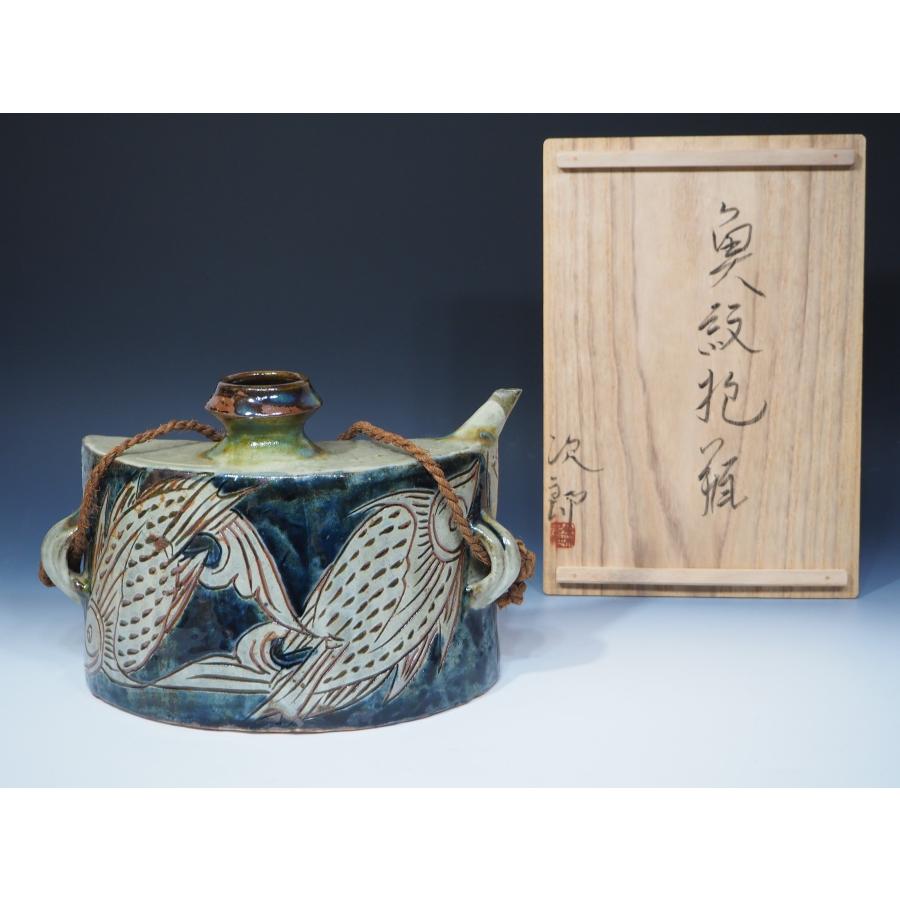 金城次郎 魚紋抱瓶【大作】 壺屋焼 ≪人間国宝≫ 共箱 縄紐 沖縄 金城次郎 魚紋抱瓶【大作】 壺屋焼 ≪人間国宝≫ 共箱 縄紐 沖縄