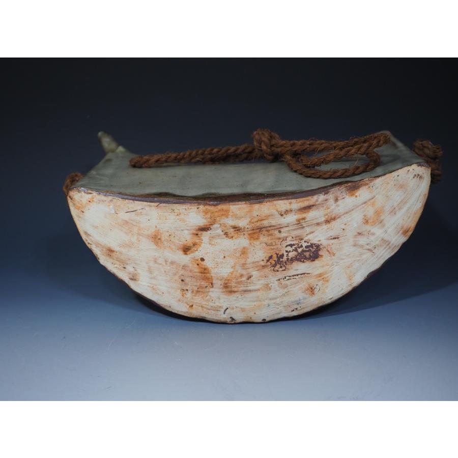 金城次郎 魚紋抱瓶【大作】 壺屋焼 ≪人間国宝≫ 共箱 縄紐 沖縄 金城次郎 魚紋抱瓶【大作】 壺屋焼 ≪人間国宝≫ 共箱 縄紐 沖縄