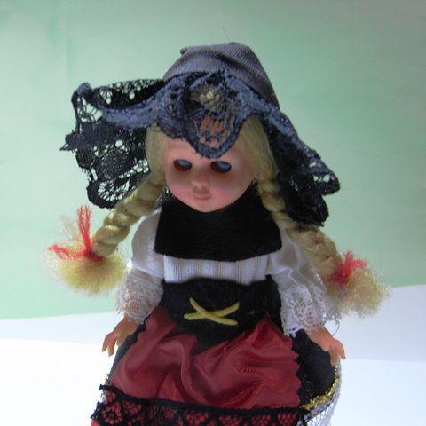 スイス人形民族衣装14cm“和みます癒されます可愛い表情 : ヨーロッパ